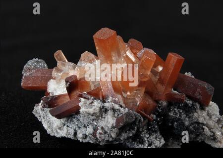 Rock Matrix mit kleinen Kristallen und Orange und Topaz Stockfoto