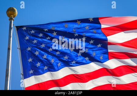 Amerikanische Flagge, Detail, Nationalflagge, US-amerikanische Flagge weht im Wind vor blauem Himmel, USA Stockfoto