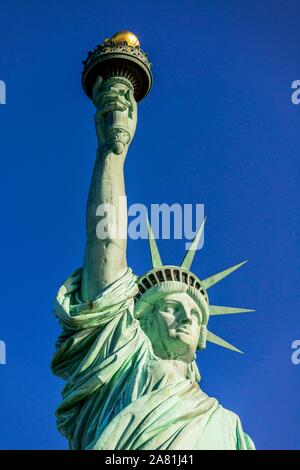 Freiheitsstatue vor blauem Himmel, Freiheit, Insel, Statue of Liberty National Monument, New York City, New York, USA Stockfoto