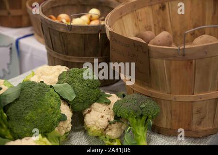 Essen auf einem Bauernmarkt in Neu-England. Stockfoto