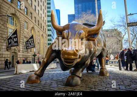 Stier Figur vor der Börse, wütenden Stier, auch Wall Street Bullen oder Bowling Green Bull, New York Stock Exchange, Wall Street Stockfoto