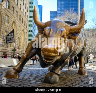 Stier Figur vor der Börse, wütenden Stier, auch Wall Street Bullen oder Bowling Green Bull, New York Stock Exchange, Wall Street Stockfoto