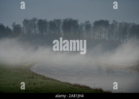Neblige Landschaft, in der Nähe von Oberweser, Weserbergland, Nordrhein-Westfalen, Hessen, Deutschland; Stockfoto