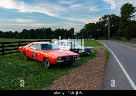 Tennessee, USA - 26. Juni 2014: Repliken der General Lee Ladegerät und der Sheriff auto, aus der TV-Serie Die Herzöge von Hazzard, zusammen geparkt Stockfoto
