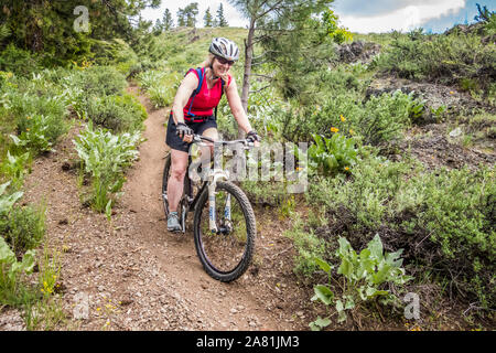 Eine Frau Mountainbiken, einen Teil der Buck Mountain Loop Trail außerhalb Winthrop, Washington, USA. Stockfoto