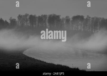 Neblige Landschaft, in der Nähe von Oberweser, Weserbergland, Nordrhein-Westfalen, Hessen, Deutschland; Stockfoto