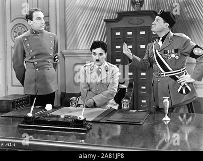 HENRY DANIELL als Garbitsch charlie chaplin als Adenoiden Hynkel Diktator von Tomania Napaloni und JACK OAKIE als Diktator von Bakterien in Der große Diktator 1940 Regisseur/Autor Charles Chaplin Foto von William Wallace eine Produktionsfirma/Charles Chaplin Produktionen/United Artists Stockfoto