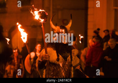 Lewes Großbritannien 5. November 2019 - Tausende einschließlich der Mitglieder der Cliffe Bonfire Gesellschaft gekleidet, wie Wikinger teilnehmen und die jährliche Lewes Lagerfeuer feiern die Erinnerung an das Scheitern der Guy Fawkes gunpowder Plot von 1605 ansehen. Lewes Bonfire Night Feiern sind die größten "5. November" Ereignis in der Welt mit den sechs Stadt Lagerfeuer Gesellschaften und über 30 Prozessionen statt, während des Abends: Credit Simon Dack/Alamy leben Nachrichten Stockfoto