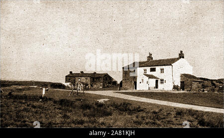 Ein Foto von Tan Hill Inn (Großbritanniens höchstem Gasthaus bei 1.732 Fuß (528 m) über dem Meeresspiegel), wie es in früheren Zeiten. Es diente einst als Herberge für die Arbeiter graben Kohle Gruben. Die frühere Bezeichnung "Die Könige Grube "Dies widerspiegelt. Es wird darauf hingewiesen, wie die ersten britischen Public House eine Lizenz Hochzeiten und Zeremonien zu halten gewährt werden. Der Pub ist ständig in "nowed für Tage bei extremen Wetterbedingungen. Stockfoto