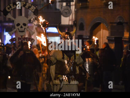 Lewes Großbritannien 5. November 2019 - Tausende einschließlich der Mitglieder der Cliffe Bonfire Gesellschaft gekleidet, wie Wikinger teilnehmen und die jährliche Lewes Lagerfeuer feiern die Erinnerung an das Scheitern der Guy Fawkes gunpowder Plot von 1605 ansehen. Lewes Bonfire Night Feiern sind die größten "5. November" Ereignis in der Welt mit den sechs Stadt Lagerfeuer Gesellschaften und über 30 Prozessionen statt, während des Abends: Credit Simon Dack/Alamy leben Nachrichten Stockfoto