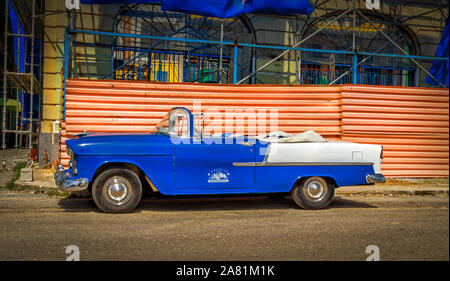 Havanna, Kuba, Juli 2019, Ansicht eines blauen Chevrolet Bel Air Convertible aus den 1950er Jahren, das als Mietwagen für Touristen geparkt wurde Stockfoto