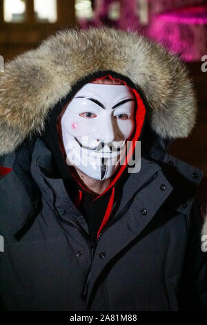 Menschen, die Guy Fawkes Masken tragen, beim jährlichen "Million Mask March" in Trafalgar Square, London England Großbritannien Stockfoto