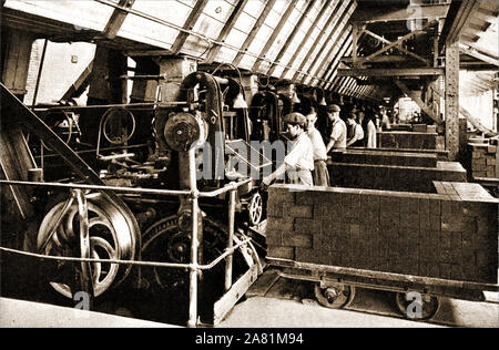 Eine frühe vintage Foto in der Fabrik der London Brick Company, Großbritannien - (Anfang 1900). Junge Arbeitnehmer laden "Grüne" Ziegel (vom unteren Oxford Lehm) von der Spritzgießmaschine auf Trolley bereit zum Brennen in den Öfen gesehen werden. Stockfoto