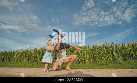 Vater und Tochter ein Schaumstoff Spielzeug Flugzeug. Stockfoto