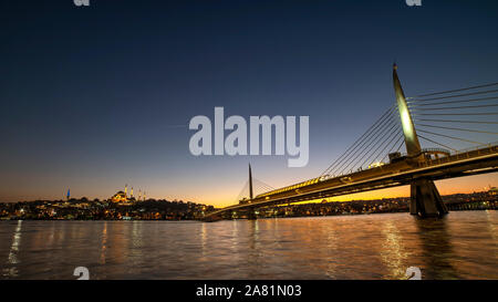 Halic U-Bridge und das Goldene Horn in der Nacht, Istanbul, Türkei Stockfoto