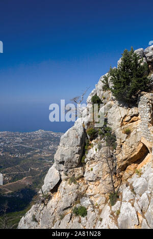 Blick auf die Küste um Kyrenia vom Royal Apartments, Saint Hilarion Schloss, Nordzypern Stockfoto
