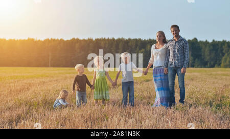 Eine große Familie ist angetreten, und Posen vor der Kamera. Stockfoto