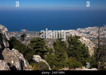 Blick über Kyrenia (Girne) von Saint Hilarion Schloss, Nordzypern Stockfoto