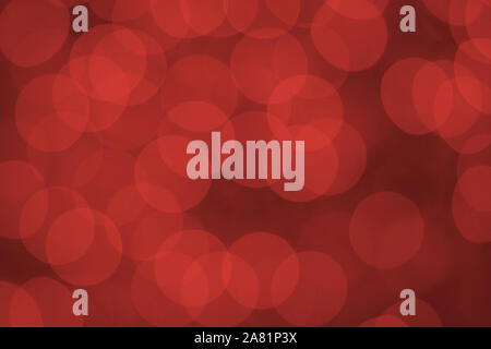 Schöne abstrakte Lichter auf roten Hintergrund. Unscharfe, Bokeh, defokussiert. Stockfoto