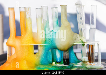 Glas Reagenzgläser mit Flüssigkeit und bunten Schaum in Science Research Lab. Fehlgeschlagene experiment Konzept Stockfoto