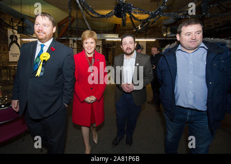 Dalkeith, UK. 5. November 2019. Bild: (links) Owen Thompson; (rechts) Nicola Sturgeon MSP - Erster Minister von Schottland und Leiter der Scottish National Party (SNP). Erster Minister Nicola Sturgeon verbindet Owen Thompson, SNP Kandidat für Midlothian, zur Kampagne in Dalkeith. Im Vorfeld des Besuchs, Nicola Sturgeon sagte: "Brexit ist weit davon entfernt." "Selbst wenn Boris Johnson hatte, um sein Geschäft vorbei, das wäre nur der Anfang, nicht das Ende der Verhandlungen mit der EU." Quelle: Colin Fisher/Alamy Leben Nachrichten. Stockfoto