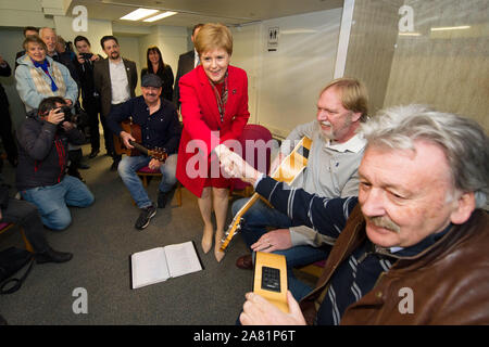 Dalkeith, UK. 5. November 2019. Im Bild: Nicola Sturgeon MSP - Erster Minister von Schottland und Leiter der Scottish National Party (SNP). Erster Minister Nicola Sturgeon verbindet Owen Thompson, SNP Kandidat für Midlothian, zur Kampagne in Dalkeith. Im Vorfeld des Besuchs, Nicola Sturgeon sagte: "Brexit ist weit davon entfernt." "Selbst wenn Boris Johnson hatte, um sein Geschäft vorbei, das wäre nur der Anfang, nicht das Ende der Verhandlungen mit der EU." Quelle: Colin Fisher/Alamy Leben Nachrichten. Stockfoto