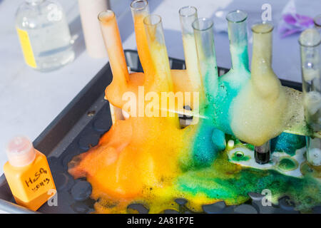 Glas Reagenzgläser mit Flüssigkeit und bunten Schaum in Science Research Lab. Fehlgeschlagene experiment Konzept Stockfoto