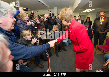 Dalkeith, UK. 5. November 2019. Im Bild: Nicola Sturgeon MSP - Erster Minister von Schottland und Leiter der Scottish National Party (SNP). Erster Minister Nicola Sturgeon verbindet Owen Thompson, SNP Kandidat für Midlothian, zur Kampagne in Dalkeith. Im Vorfeld des Besuchs, Nicola Sturgeon sagte: "Brexit ist weit davon entfernt." "Selbst wenn Boris Johnson hatte, um sein Geschäft vorbei, das wäre nur der Anfang, nicht das Ende der Verhandlungen mit der EU." Quelle: Colin Fisher/Alamy Leben Nachrichten. Credit: Colin Fisher/Alamy leben Nachrichten Stockfoto