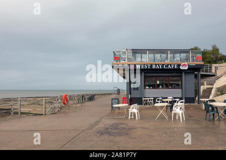 West Bay Cafe, Westgate Bay, Westgate On Sea, Thanet, Kent, England Herbst außerhalb der Saison Stockfoto