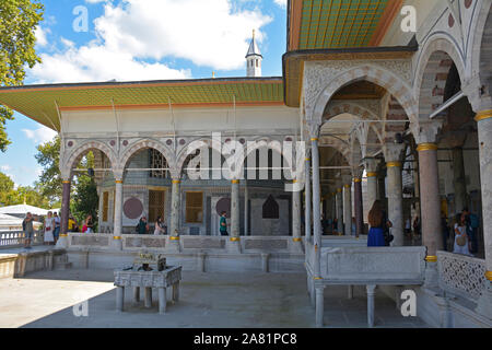 Istanbul, Türkei - 6. September 2019. Touristen besuchen die Bagdad Kiosk im Topkapi Palace, Istanbul. Stockfoto