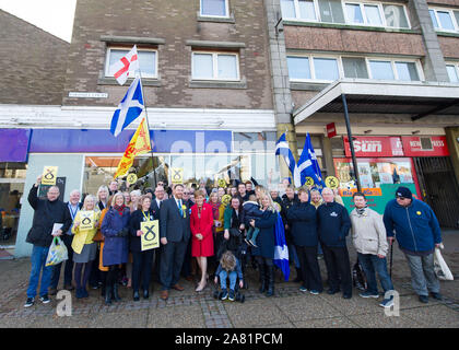 Dalkeith, UK. 5. November 2019. Im Bild: Nicola Sturgeon MSP - Erster Minister von Schottland und Leiter der Scottish National Party (SNP). Erster Minister Nicola Sturgeon verbindet Owen Thompson, SNP Kandidat für Midlothian, zur Kampagne in Dalkeith. Im Vorfeld des Besuchs, Nicola Sturgeon sagte: "Brexit ist weit davon entfernt." "Selbst wenn Boris Johnson hatte, um sein Geschäft vorbei, das wäre nur der Anfang, nicht das Ende der Verhandlungen mit der EU." Quelle: Colin Fisher/Alamy Leben Nachrichten. Credit: Colin Fisher/Alamy leben Nachrichten Stockfoto