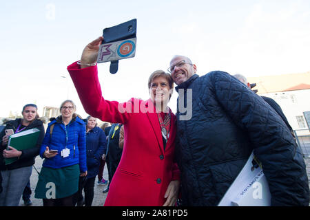 Dalkeith, UK. 5. November 2019. Im Bild: Nicola Sturgeon MSP - Erster Minister von Schottland und Leiter der Scottish National Party (SNP). Erster Minister Nicola Sturgeon verbindet Owen Thompson, SNP Kandidat für Midlothian, zur Kampagne in Dalkeith. Im Vorfeld des Besuchs, Nicola Sturgeon sagte: "Brexit ist weit davon entfernt." "Selbst wenn Boris Johnson hatte, um sein Geschäft vorbei, das wäre nur der Anfang, nicht das Ende der Verhandlungen mit der EU." Quelle: Colin Fisher/Alamy Leben Nachrichten. Credit: Colin Fisher/Alamy leben Nachrichten Stockfoto