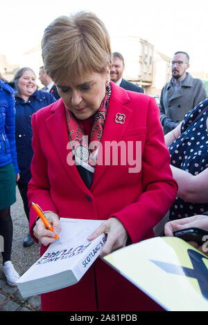 Dalkeith, UK. 5. November 2019. Im Bild: Nicola Sturgeon MSP - Erster Minister von Schottland und Leiter der Scottish National Party (SNP). Erster Minister Nicola Sturgeon verbindet Owen Thompson, SNP Kandidat für Midlothian, zur Kampagne in Dalkeith. Im Vorfeld des Besuchs, Nicola Sturgeon sagte: "Brexit ist weit davon entfernt." "Selbst wenn Boris Johnson hatte, um sein Geschäft vorbei, das wäre nur der Anfang, nicht das Ende der Verhandlungen mit der EU." Quelle: Colin Fisher/Alamy Leben Nachrichten. Credit: Colin Fisher/Alamy leben Nachrichten Stockfoto