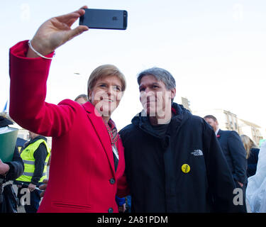 Dalkeith, UK. 5. November 2019. Im Bild: Nicola Sturgeon MSP - Erster Minister von Schottland und Leiter der Scottish National Party (SNP). Erster Minister Nicola Sturgeon verbindet Owen Thompson, SNP Kandidat für Midlothian, zur Kampagne in Dalkeith. Im Vorfeld des Besuchs, Nicola Sturgeon sagte: "Brexit ist weit davon entfernt." "Selbst wenn Boris Johnson hatte, um sein Geschäft vorbei, das wäre nur der Anfang, nicht das Ende der Verhandlungen mit der EU." Quelle: Colin Fisher/Alamy Leben Nachrichten. Credit: Colin Fisher/Alamy leben Nachrichten Stockfoto