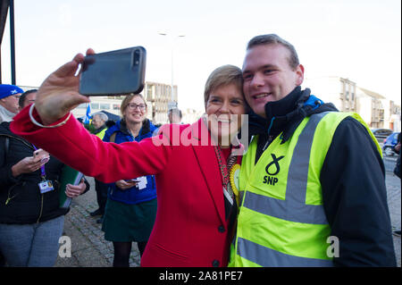 Dalkeith, UK. 5. November 2019. Im Bild: Nicola Sturgeon MSP - Erster Minister von Schottland und Leiter der Scottish National Party (SNP). Erster Minister Nicola Sturgeon verbindet Owen Thompson, SNP Kandidat für Midlothian, zur Kampagne in Dalkeith. Im Vorfeld des Besuchs, Nicola Sturgeon sagte: "Brexit ist weit davon entfernt." "Selbst wenn Boris Johnson hatte, um sein Geschäft vorbei, das wäre nur der Anfang, nicht das Ende der Verhandlungen mit der EU." Quelle: Colin Fisher/Alamy Leben Nachrichten. Credit: Colin Fisher/Alamy leben Nachrichten Stockfoto