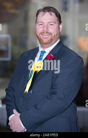 Dalkeith, UK. 5. November 2019. Im Bild: Owen Thompson-SNP Kandidat für Midlothian. Erster Minister Nicola Sturgeon verbindet Owen Thompson, SNP Kandidat für Midlothian, zur Kampagne in Dalkeith. Im Vorfeld des Besuchs, Nicola Sturgeon sagte: "Brexit ist weit davon entfernt." "Selbst wenn Boris Johnson hatte, um sein Geschäft vorbei, das wäre nur der Anfang, nicht das Ende der Verhandlungen mit der EU." Quelle: Colin Fisher/Alamy Leben Nachrichten. Credit: Colin Fisher/Alamy leben Nachrichten Stockfoto