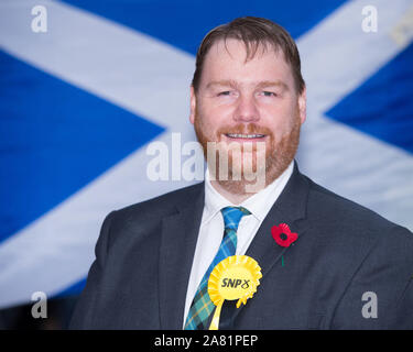 Dalkeith, UK. 5. November 2019. Im Bild: Owen Thompson-SNP Kandidat für Midlothian. Erster Minister Nicola Sturgeon verbindet Owen Thompson, SNP Kandidat für Midlothian, zur Kampagne in Dalkeith. Im Vorfeld des Besuchs, Nicola Sturgeon sagte: "Brexit ist weit davon entfernt." "Selbst wenn Boris Johnson hatte, um sein Geschäft vorbei, das wäre nur der Anfang, nicht das Ende der Verhandlungen mit der EU." Quelle: Colin Fisher/Alamy Leben Nachrichten. Credit: Colin Fisher/Alamy leben Nachrichten Stockfoto