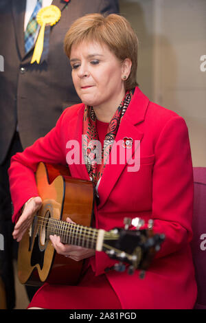 Dalkeith, UK. 5. November 2019. Im Bild: Nicola Sturgeon MSP - Erster Minister von Schottland und Leiter der Scottish National Party (SNP). Erster Minister Nicola Sturgeon verbindet Owen Thompson, SNP Kandidat für Midlothian, zur Kampagne in Dalkeith. Im Vorfeld des Besuchs, Nicola Sturgeon sagte: "Brexit ist weit davon entfernt." "Selbst wenn Boris Johnson hatte, um sein Geschäft vorbei, das wäre nur der Anfang, nicht das Ende der Verhandlungen mit der EU." Quelle: Colin Fisher/Alamy Leben Nachrichten. Credit: Colin Fisher/Alamy leben Nachrichten Stockfoto