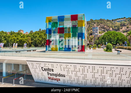 Eingang und großen Glaskubus im Muelle Uno des Centre Pompidou in Malaga. Spanien Stockfoto