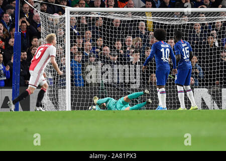 London, Großbritannien. 05 Nov, 2019. LONDON, 05-11-2019 Stadion Stamford Bridge, der Champions League Saison 2019/2020. 1-3 von Ajax während des Spiels FC Chelsea - Ajax. Credit: Pro Schüsse/Alamy leben Nachrichten Stockfoto