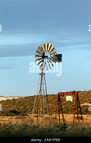 Wasserpumpe auf trockenem Land in Patagonien. Wasserversorgung für eine Farm. Stockfoto