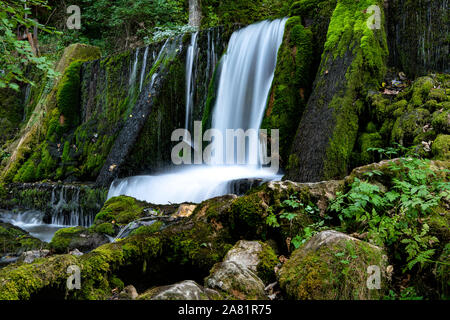Schönen Wasserfall Hot im Dorf Perucac, Tara Nationalpark, Serbien. Der Fluss ist die kleinste der Welt, nur 365 Meter entfernt. Fluss Ein Stockfoto