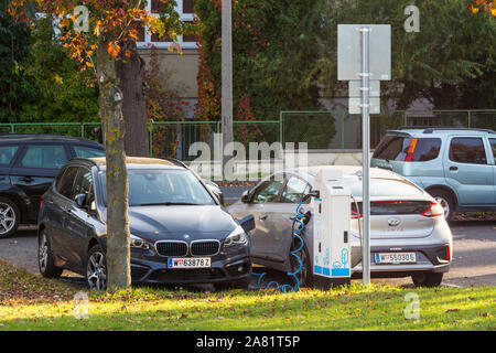 Elektroautos werden auf einem öffentlichen Parkplatz in der Nähe der Universität Sopron, Sopron, Ungarn, aufgeladen Stockfoto