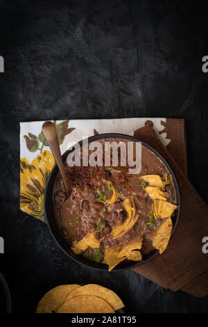 Vegan bean Tortilla Soup Stockfoto