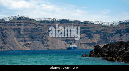 Nea Kameni Island, Griechenland - 16 Juli 2019: ein Kreuzfahrtschiff vor Anker gegangen Fira von der Vulkaninsel Nea Kameeni gesehen Stockfoto