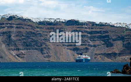 Nea Kameni Island, Griechenland - 16 Juli 2019: ein Kreuzfahrtschiff vor Anker gegangen Fira von der Vulkaninsel Nea Kameeni gesehen Stockfoto