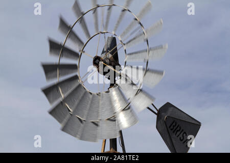 Wasser Sumpfpumpe Spinning, verschwommen. Zu Wasser im Tisch bringen, an die Oberfläche in ariden Terrain. Brisa Stockfoto