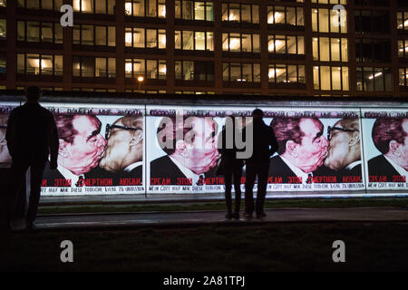 Berlin, Deutschland. 05 Nov, 2019. An der East Side Gallery, die historischen Ereignisse der Fall der Berliner Mauer sind in kurzen Geschichten über so genannte Projektion Mapping erzählt. In ganz Berlin, die Ereignisse der friedlichen Revolution und die Öffnung der Mauer wird an sieben ursprünglichen Standorte mit großen 3D-Projektionen aus historischen Bildern und Videos in Kombination mit Licht und Sound Effekte gezeigt werden. Quelle: Jörg Carstensen/dpa/Alamy leben Nachrichten Stockfoto