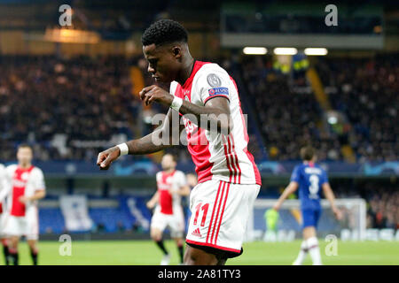 London, Großbritannien. 05 Nov, 2019. Ziel - Quincy Promes von Ajax Amsterdam Kerben während der UEFA Champions League Spiel zwischen Chelsea und Ajax an der Stamford Bridge, London, England am 5. November 2019. Foto von Carlton Myrie/PRiME Media Bilder. Credit: PRiME Media Images/Alamy leben Nachrichten Stockfoto