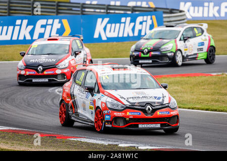 Max Coates in seiner Mannschaft HART, Renault Clio Cup Auto am 2019 BTCC treffen in Snetterton, Norfolk, Großbritannien. Stockfoto